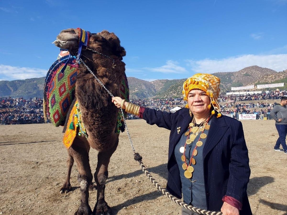 &Uuml;zerinde taşıdığı servetle g&uuml;reş arenalarını renklendiriyor