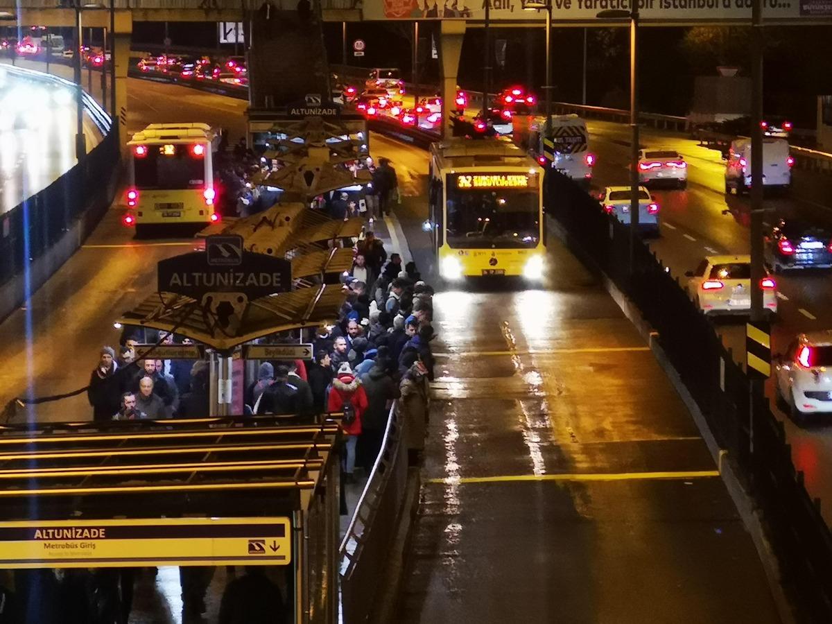 Altunizade'deki metrob&uuml;s yoğunluğu devam ediyor! Vatandaşlardan &ccedil;ağrı