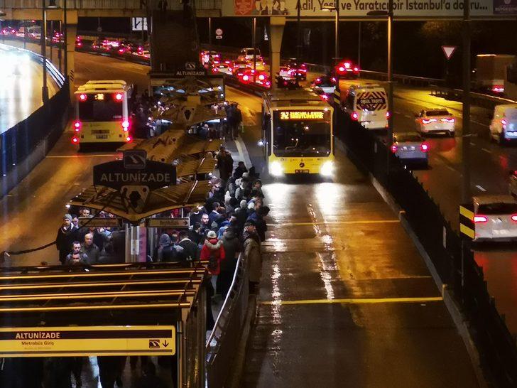 Altunizade'deki metrobüs yoğunluğu devam ediyor! Vatandaşlardan çağrı G2