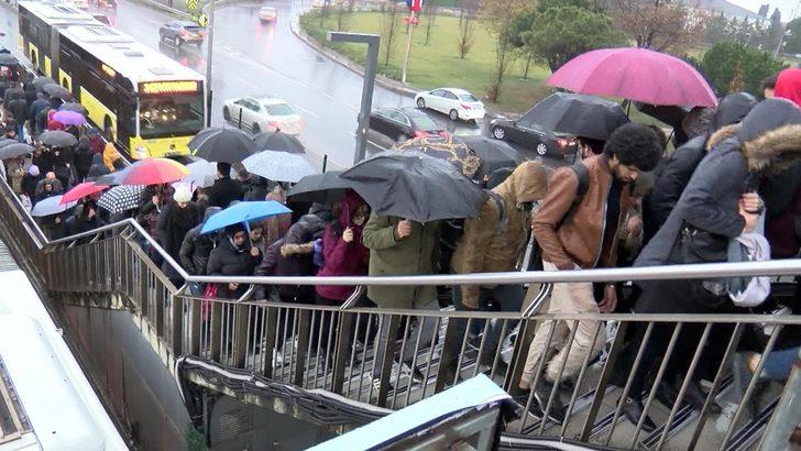 Altunizade'deki metrobüs yoğunluğu devam ediyor! Vatandaşlardan çağrı G4