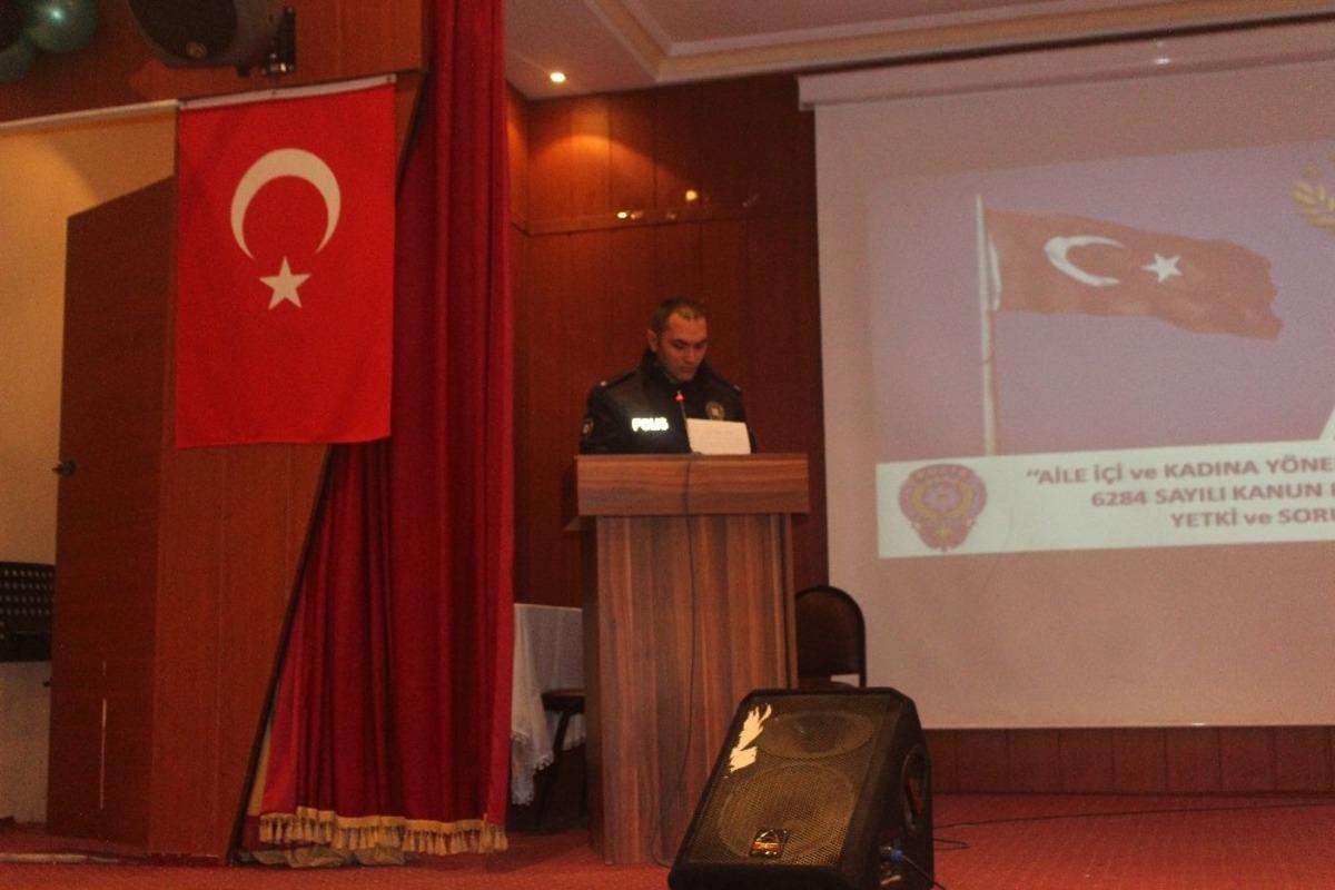 Taşlı&ccedil;ay Polisi, kadına y&ouml;nelik şiddet ve dolandırıcılığa karşı bilgilendirdi