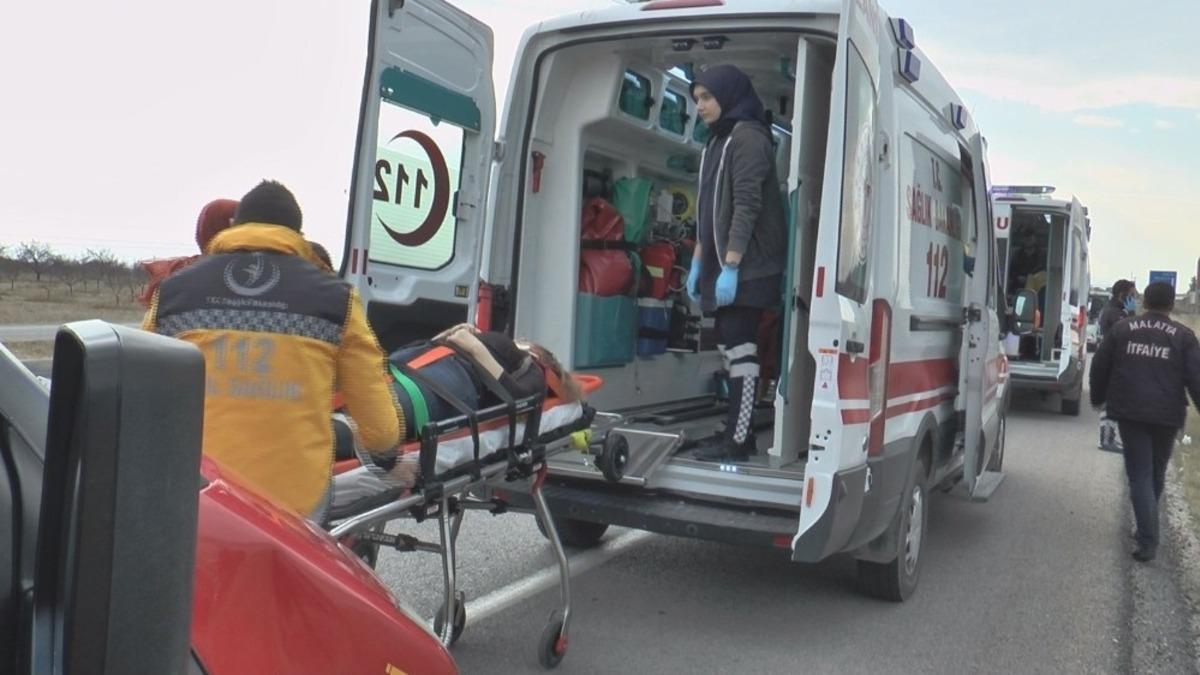 Kontrolden &ccedil;ıkan otomobil şarampole yuvarlandı: 4 yaralı