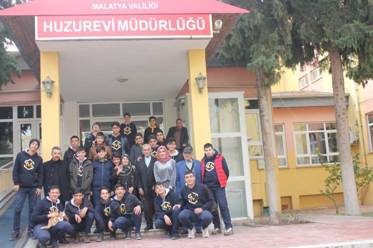 &Ouml;ğrenciler yaşlıları unutmadı