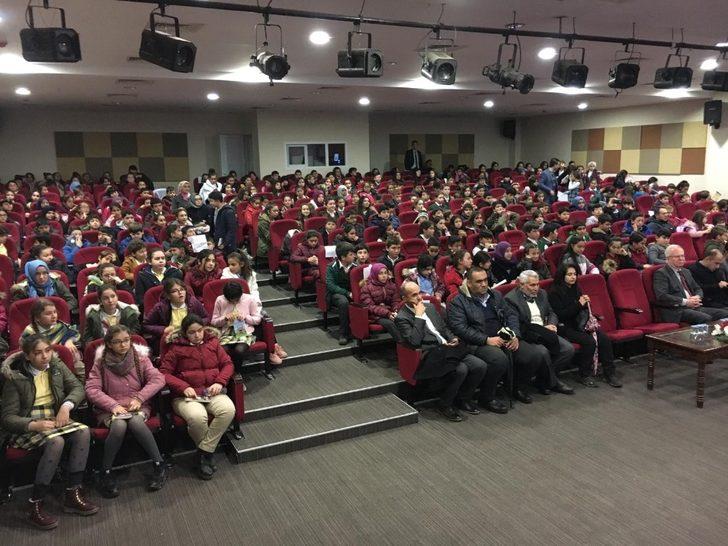 Kulalı öğrenciler yazar Mavisel Yener ile buluşturdu G1