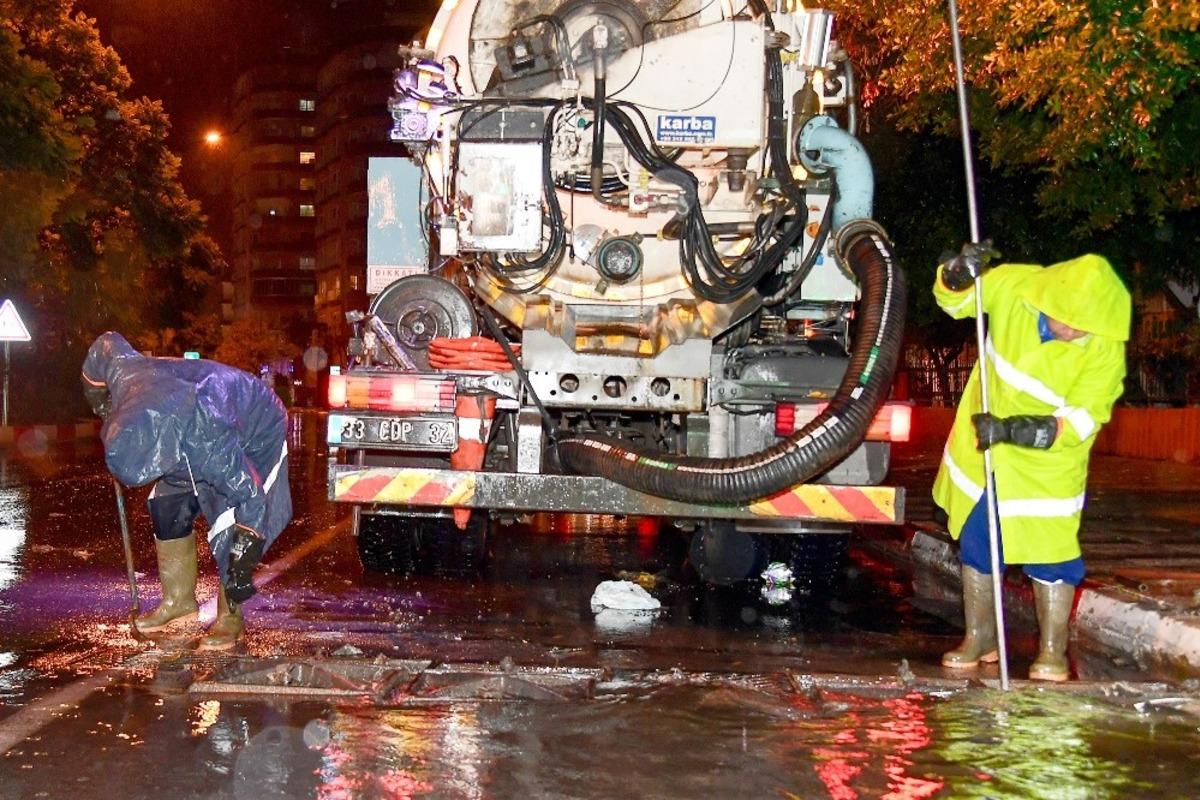 Mersin B&uuml;y&uuml;kşehir Belediyesi yağmura karşı teyakkuzda