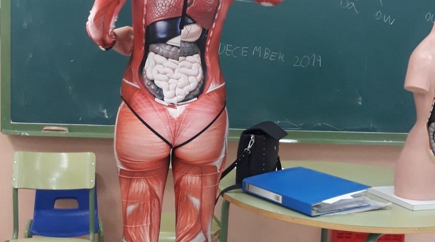 Öğretmen anatomi dersine bu kıyafetle girdi