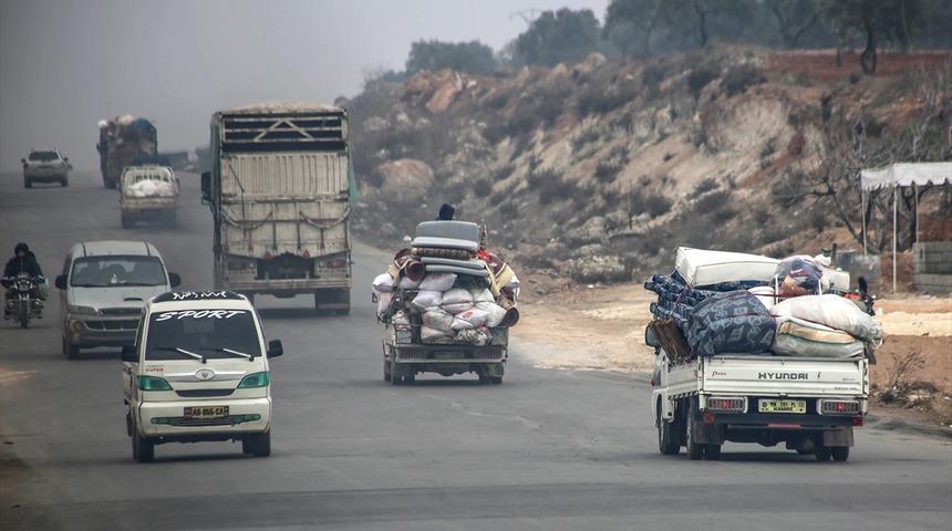 Son dakika: İdlib'deki saldırılar nedeniyle 10 bin sivil daha Türkiye sınırına yöneldi