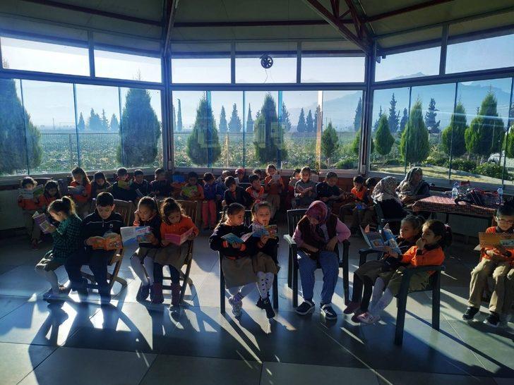 Minik öğrenciler, yaşlı ve engellilere kitap okudu G1