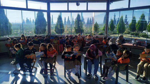 Minik öğrenciler, yaşlı ve engellilere kitap okudu