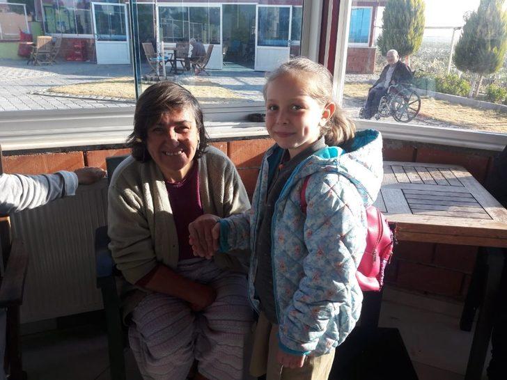 Minik öğrenciler, yaşlı ve engellilere kitap okudu G2