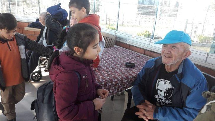 Minik öğrenciler, yaşlı ve engellilere kitap okudu G3