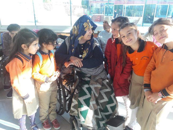 Minik öğrenciler, yaşlı ve engellilere kitap okudu G4