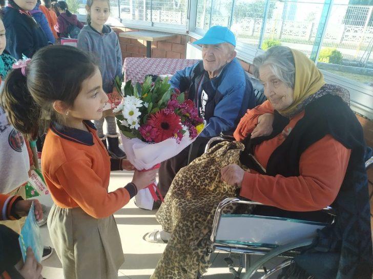 Minik öğrenciler, yaşlı ve engellilere kitap okudu G5