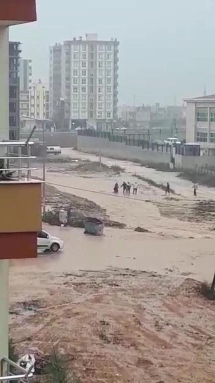 Adana'da can pazarı! Sel sularına kapılan çocuğun kurtarılma anı kamerada G3