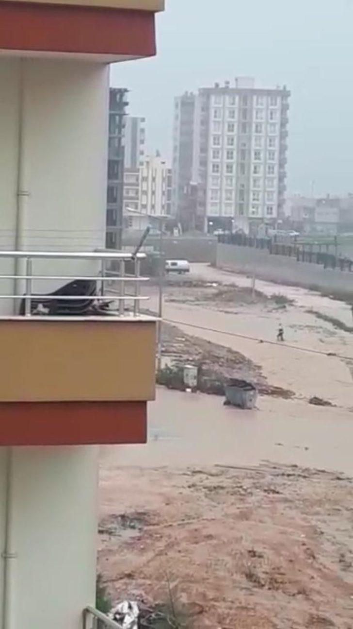 Adana'da can pazarı! Sel sularına kapılan çocuğun kurtarılma anı kamerada G4
