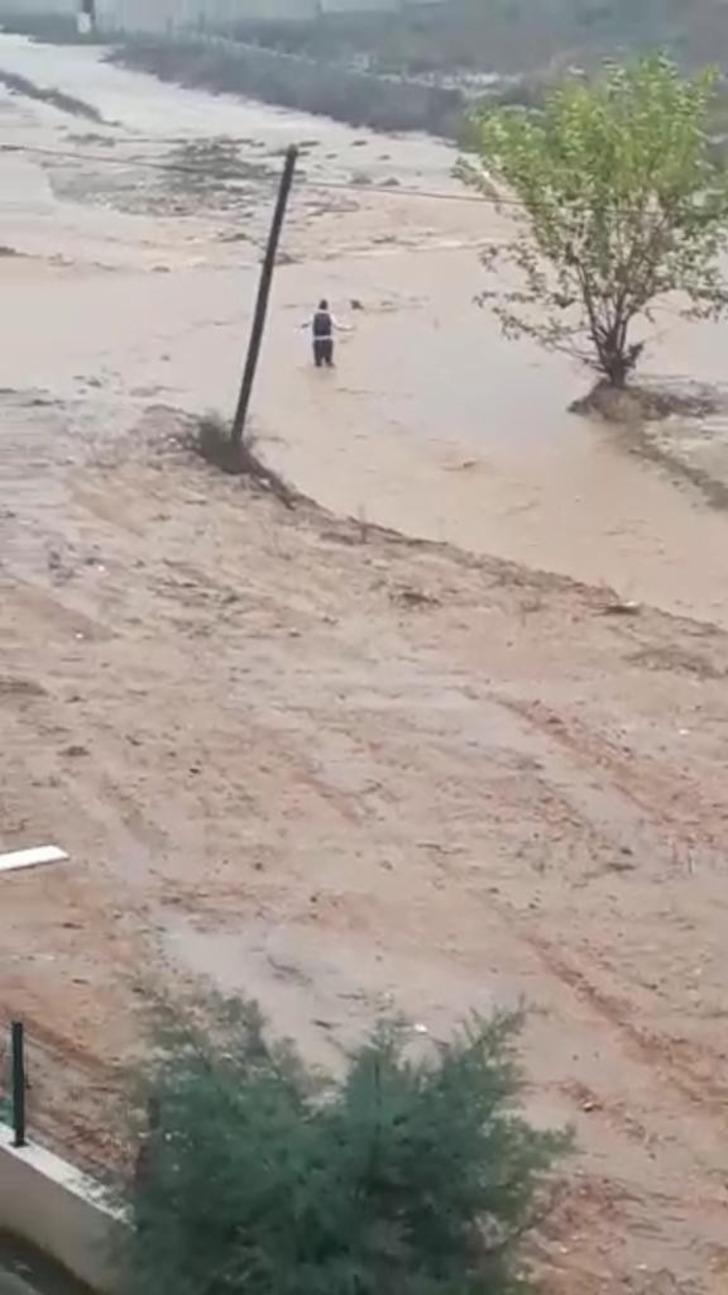 Adana'da can pazarı! Sel sularına kapılan çocuğun kurtarılma anı kamerada G2