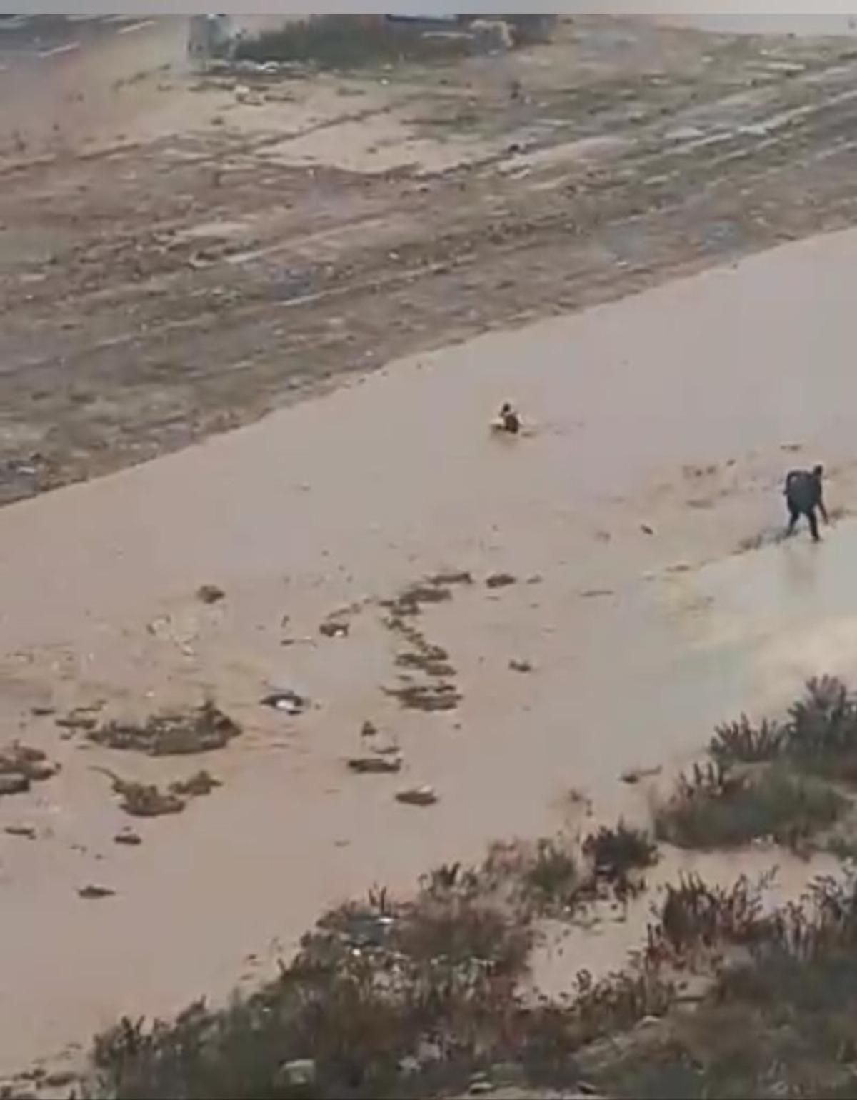 Adana'da can pazarı! Sel sularına kapılan &ccedil;ocuğun kurtarılma anı kamerada