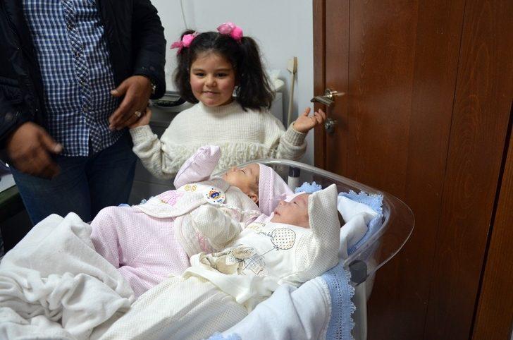 İkizinden ayrılmadı G1