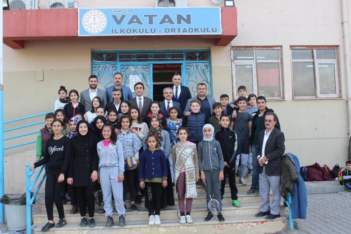 Cizre TSO&rsquo;dan bin 600 &ouml;ğrenciye kışlık bot yardımı