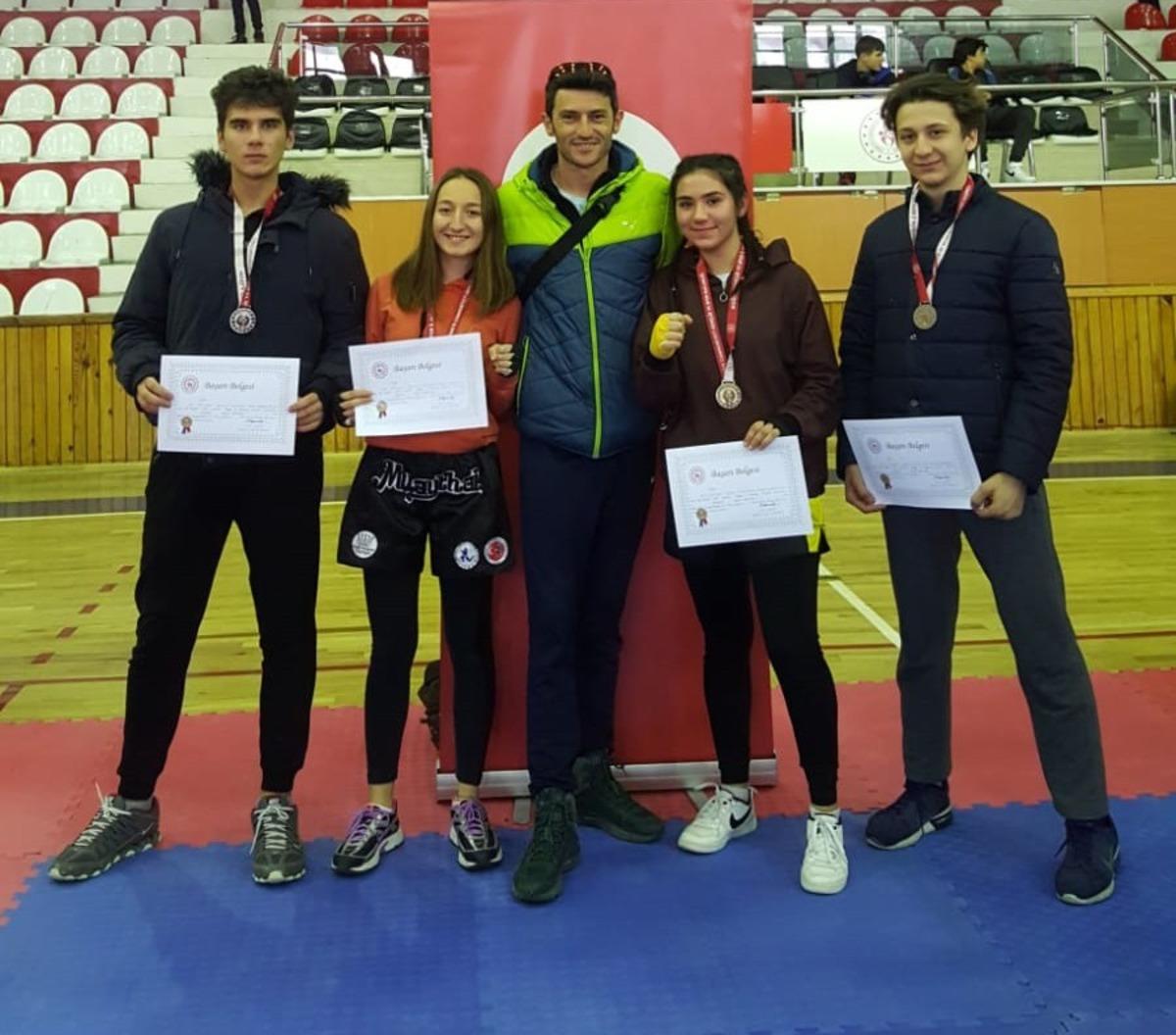 Kick Boks&rsquo;ta Milaslı 5 &ouml;ğrenci il birincisi oldu