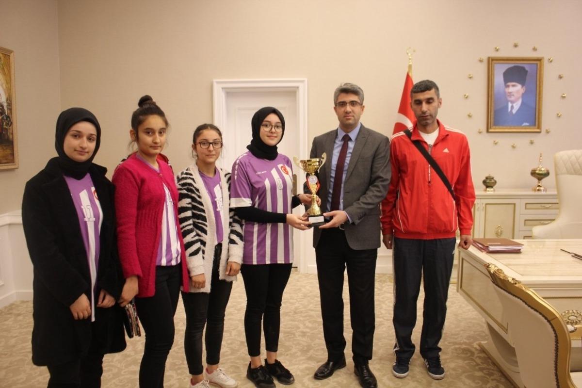 Başarılı &ouml;ğrenciler &ouml;d&uuml;llendirildi