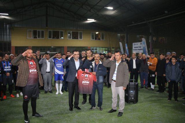 Şehitler anısına düzenlenen futbol turnuvasında şehit babası unutulmadı