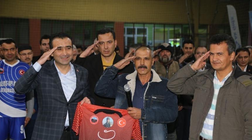 Şehitler anısına d&uuml;zenlenen futbol turnuvasında şehit babası unutulmadı