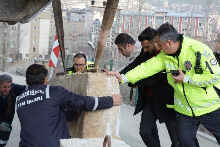 Merzan Mahallesi yoluna beton bariyer bırakıldı G1