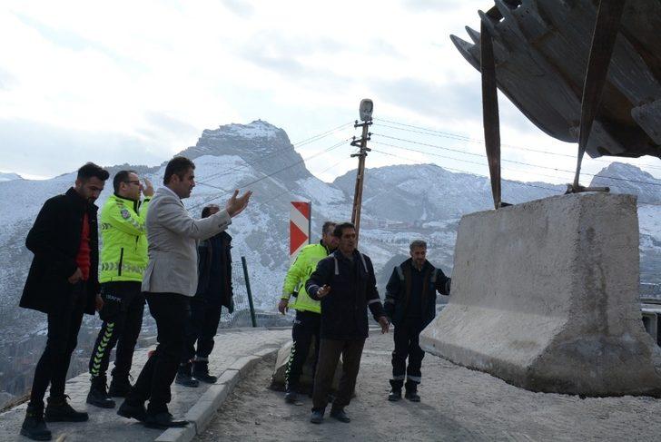 Merzan Mahallesi yoluna beton bariyer bırakıldı G2