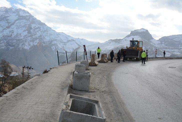 Merzan Mahallesi yoluna beton bariyer bırakıldı G3