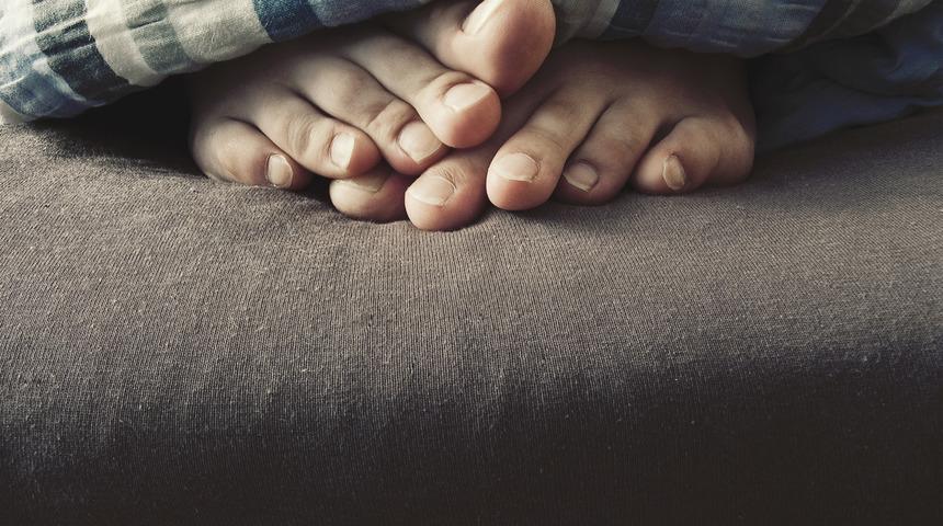 Gece uykusundan uyandığında hırsız ayak parmaklarını yalıyordu