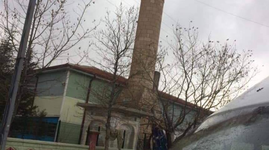 Karaman&rsquo;da şiddetli r&uuml;zgar k&ouml;y camisinin minaresini yıktı