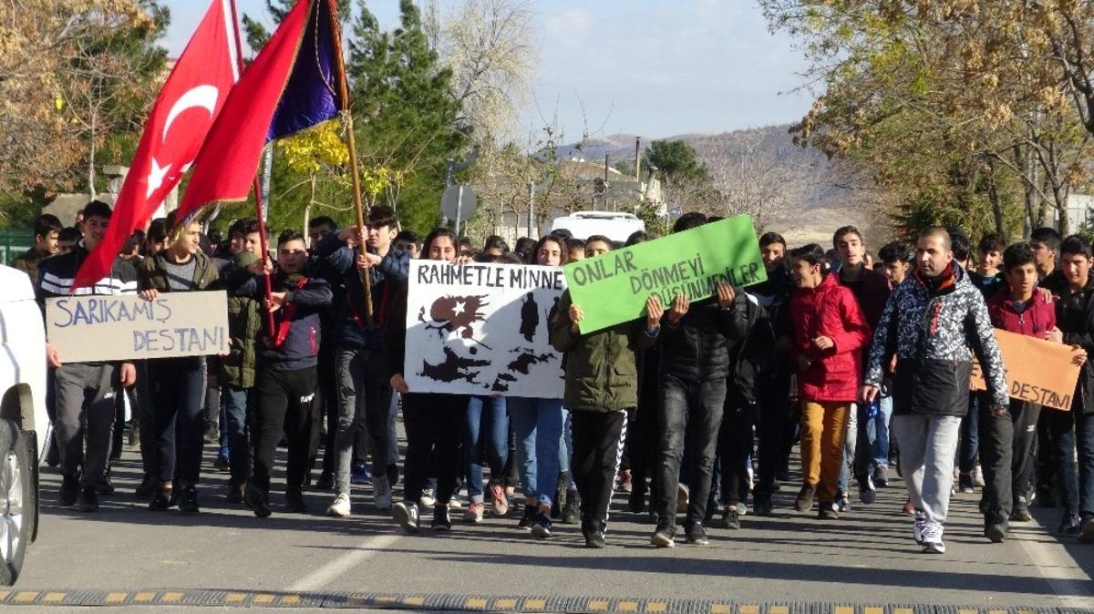Gerc&uuml;ş&rsquo;te lise &ouml;ğrencileri Sarıkamış şehitleri i&ccedil;in y&uuml;r&uuml;d&uuml;