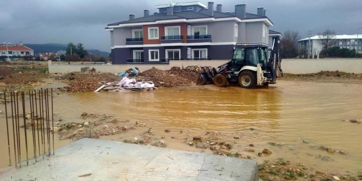 B&uuml;y&uuml;kşehirden su baskınlarına anında m&uuml;dahale