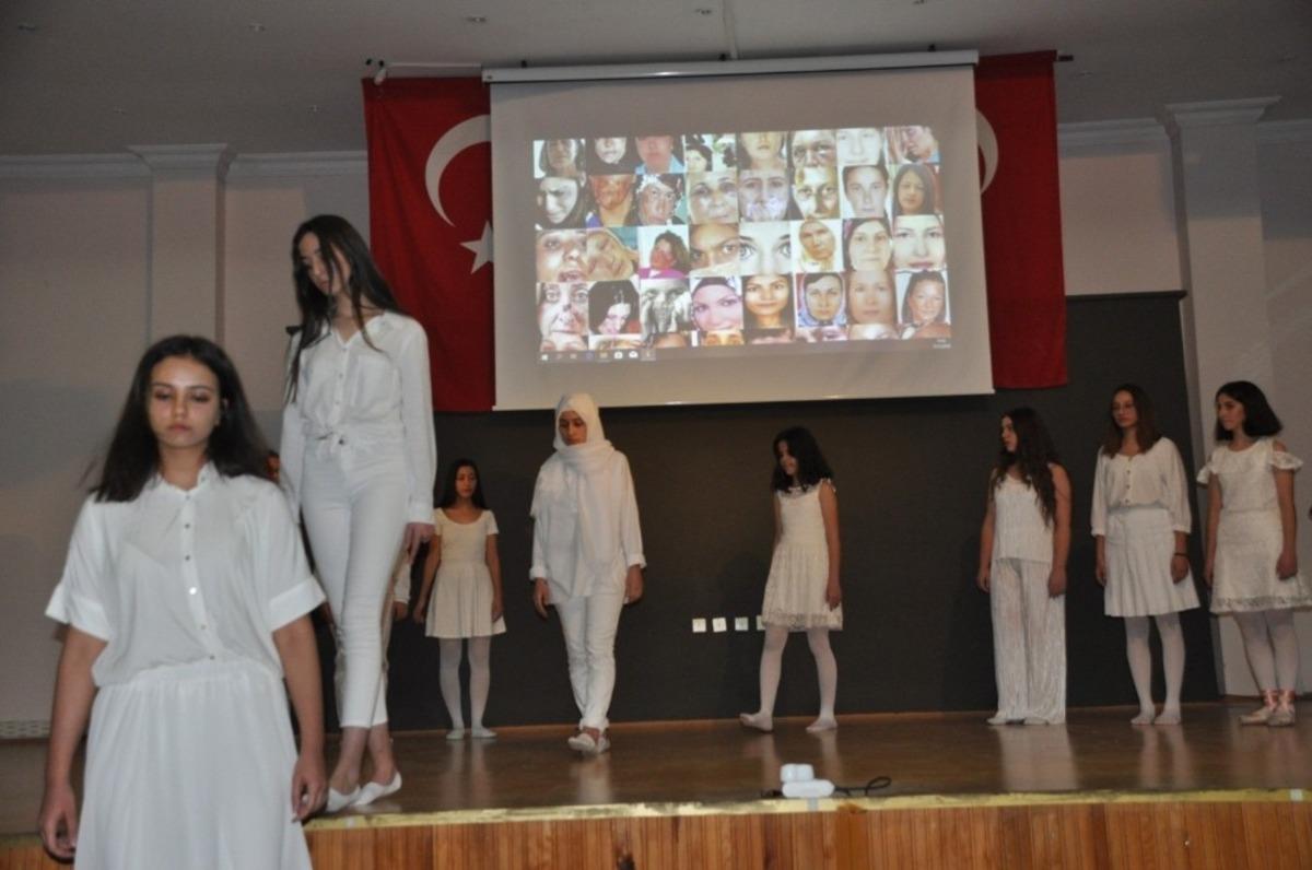 Liselilerden &lsquo;Kadına Şiddete Hayır&rsquo; g&ouml;sterisi