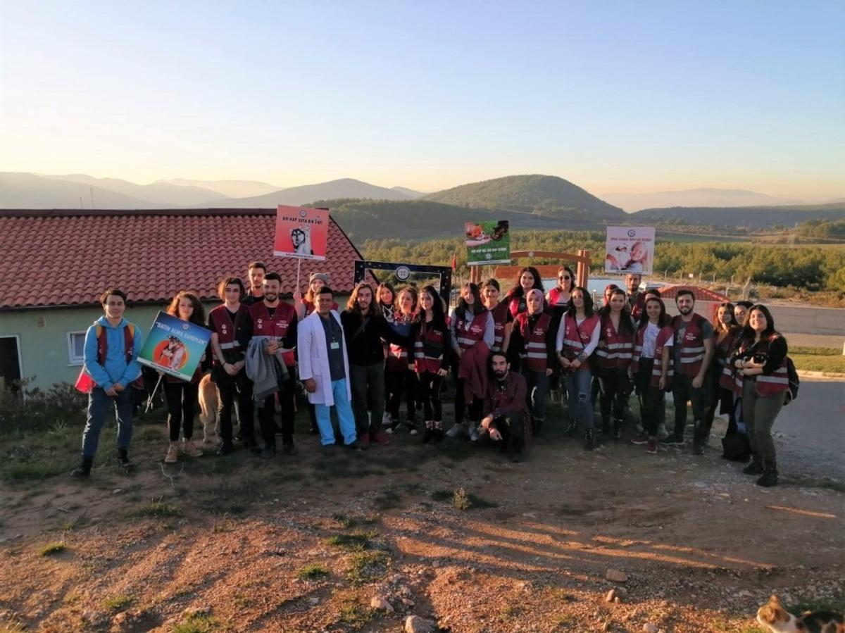 Ge&ccedil;ici Hayvan Bakımevi Kamp&uuml;s Patileri topluluğunu ağırladı