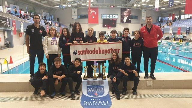 SANKOLU yüzücüler Kurtuluş Kupası için kulaç attı