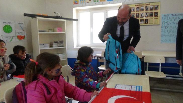 Başkan Davulcu, çocuklarla oyun oynayıp hediyeler dağıttı G2