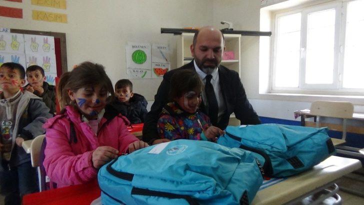 Başkan Davulcu, çocuklarla oyun oynayıp hediyeler dağıttı G3