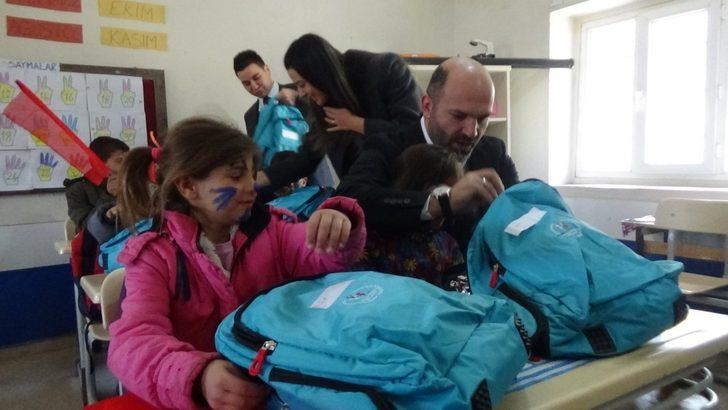 Başkan Davulcu, çocuklarla oyun oynayıp hediyeler dağıttı G4