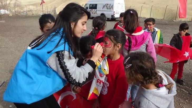 Başkan Davulcu, çocuklarla oyun oynayıp hediyeler dağıttı G5