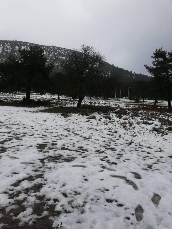 Denizli’nin yüksek kesimlerinde kar yağışı devam ediyor G4