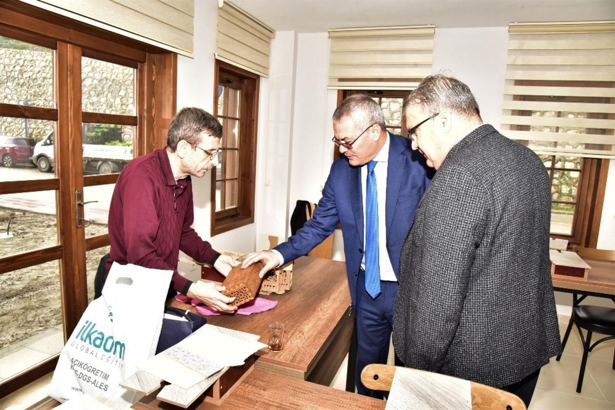 Vali Deniz Geleneksel T&uuml;rk El Sanatlarını yerinde inceledi