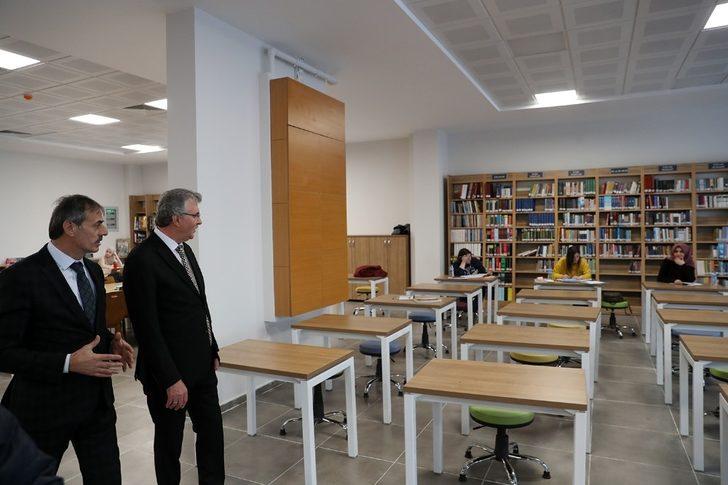 Başkan Yüce, Serdivan Fikir Sanat Akademisi’ni ziyaret etti G2