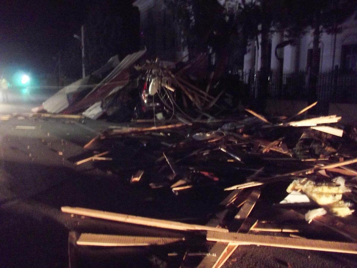 Elazığ'ın Sivrice il&ccedil;esinde fırtına kaymakamlık binasının &ccedil;atısını u&ccedil;urdu