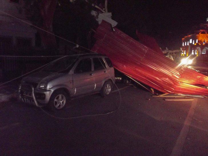 Elazığ'ın Sivrice ilçesinde fırtına kaymakamlık binasının çatısını uçurdu G2