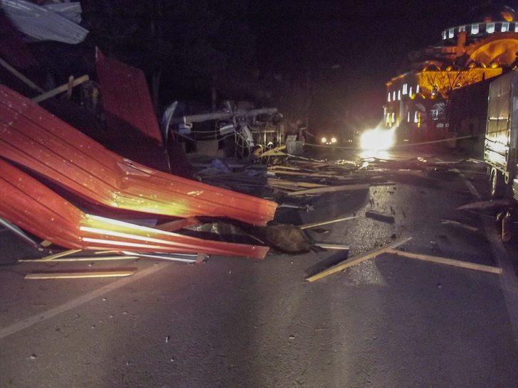 Elazığ'ın Sivrice ilçesinde fırtına kaymakamlık binasının çatısını uçurdu G3