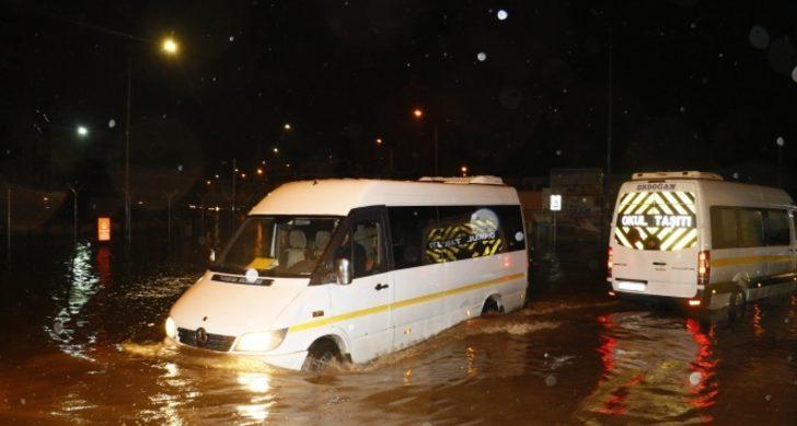 Son dakika! Adana'da sağanak yağış nedeniyle 4 ilçede okullar tatil edildi