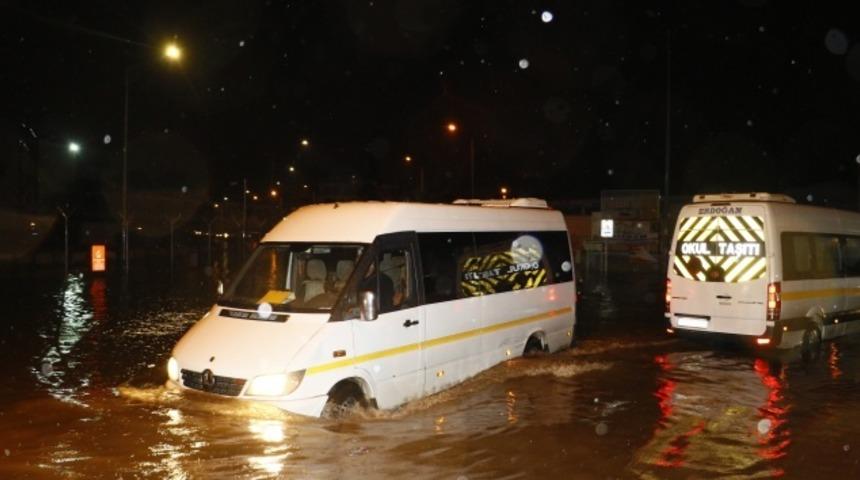 Son dakika! Adana'da sağanak yağış nedeniyle 4 ilçede okullar tatil edildi