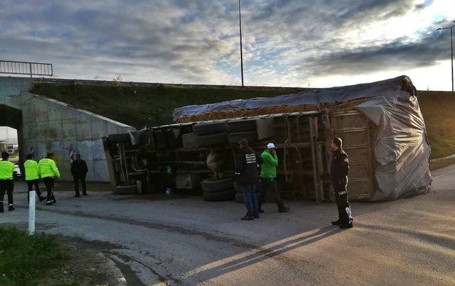Gelibolu'da, devrilen kamyondaki iki kişi yaralandı